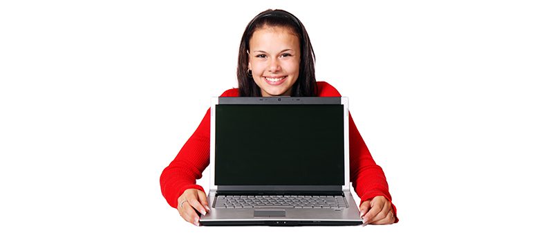 Jeune fille sur ordinateur portable
