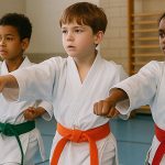 Sports et activités extrascolaires adaptés aux Dys : développer confiance et coordination Développer la confiance et l'autonomie chez les DYS par le sport et les activités - Image générée par IA