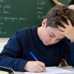 Éleve DYS qui prend un cours - Image générée par IA
