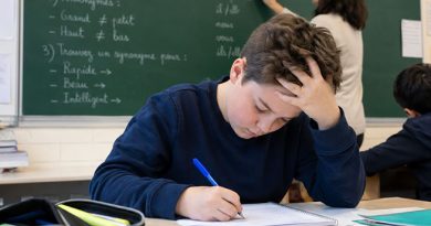 Éleve DYS qui prend un cours - Image générée par IA