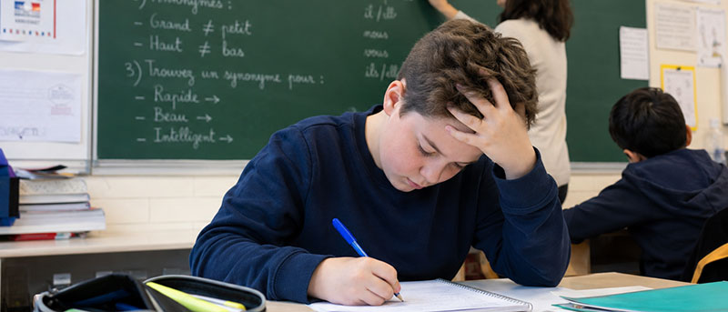 Éleve DYS qui prend un cours - Image générée par IA