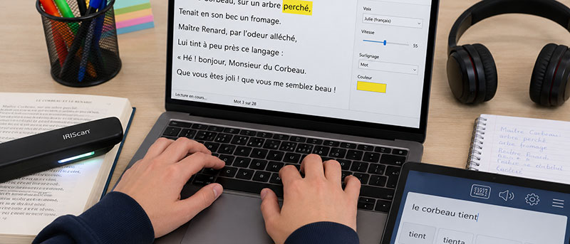 Bureau de travail assisté avec technologie - Image générée par IA